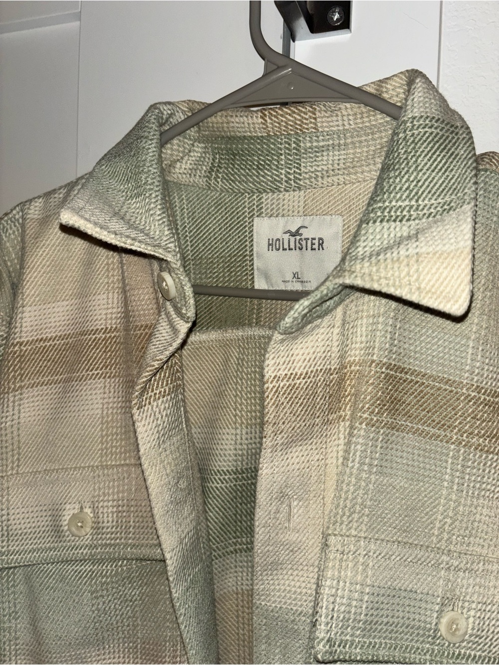 Hollister Men's Plaid Shirt Jacket in Light Green and Cream Tones